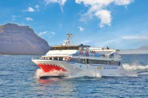 Discover other islands with Lanzarote ferry 