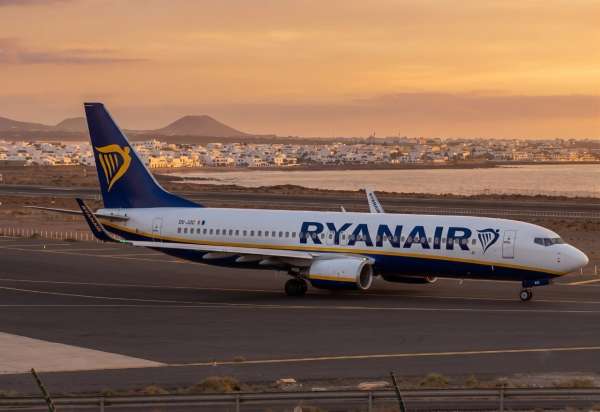 Ryanair warns of long queues at Lanzarote Passport Control this summer